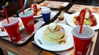 ふんわか　ぱんケーキががっつり食えます。