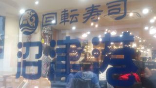 時間帯によっては行列も覚悟ですね