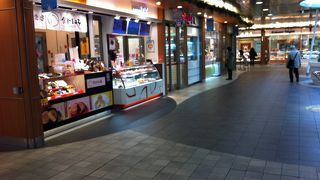 おみやげもの（東京)、弁当、なんでも揃う