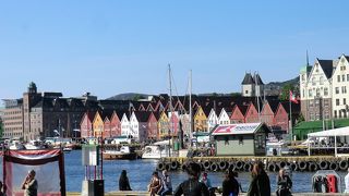 古いカラフルな木造倉庫がならぶ地区