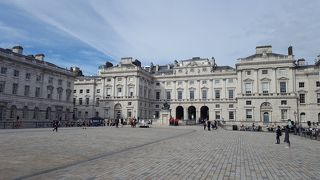 ひときわ目立つ大きな建物