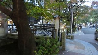 人混み激しい通り