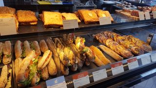 ロンドンのいたるところで見かけるパン屋