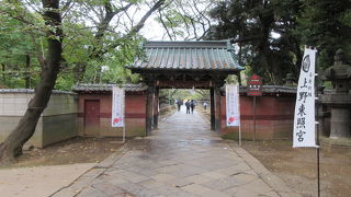 渋い赤い門です