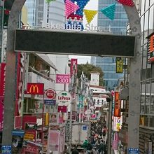 竹下通り入口のアーチ看板