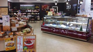 この周辺にケーキ屋、和菓子屋は少ないので　重宝しまっせ