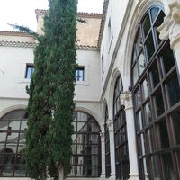 テーブル席のある中庭