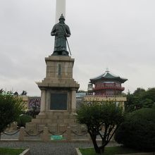 タワーの前の銅像（縦）