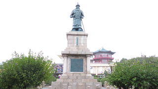 タワーの前に建つ銅像