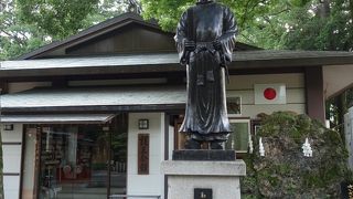 護王会館前に立っています