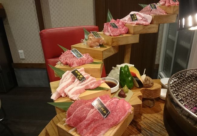 絶景盛り～まさに言葉どおり、炭火焼肉ミートミート