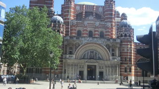 少し離れてるが立派な建物です