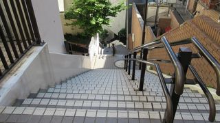 男坂と同じように急な階段状の坂です