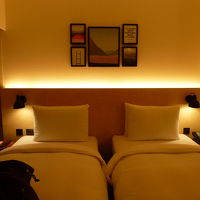 窓が大きく清潔でした。スーツケース悠々に2つ開けられます