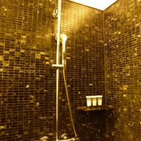 バスタブはありませんがシャワーヘッドが可動式です。