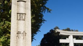 向島の隅田川沿いの端正な神社