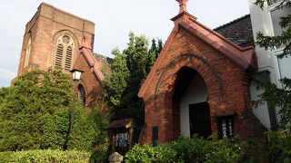 レンガ色の魅力的な教会