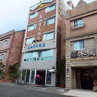 実は3件のホテルが連なっています。