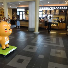 案内所の中には、スタバもありました。