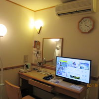 大きな柱時計と机まわり