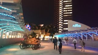 イルミネーションが綺麗な半オープンエアショッピングモール