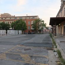 右がペンペン草が生えるラグーザ駅舎。休日に人の気配は皆無