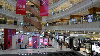 日系デパートなので、地下の菓子・食品は充実していた。