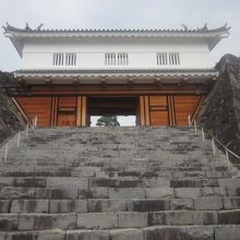 下部から見上げた鉄門の様子