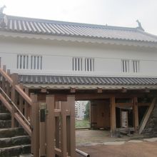 天守台側から眺めた鉄門の様子（左脇の階段が内部見学入口）