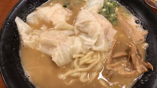 土日は知らんが平日の昼時はすごく混む