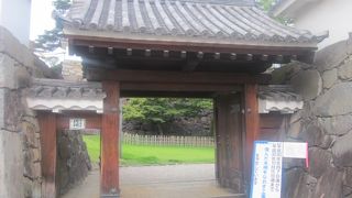 県庁方面から甲府城跡を巡るのに最初に潜る門です