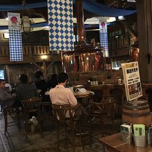 幸せそうに ビールを飲んでいますね