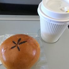 機内で買った抹茶クリームパンとコーヒー