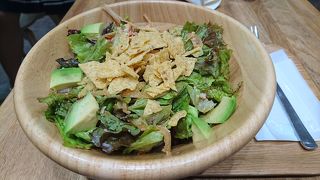 サラダをメインに食べるお店