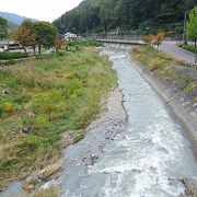 川の流れは速いです