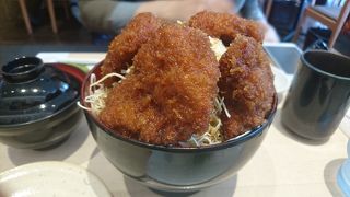 ボリュームたっぷりソースかつ丼