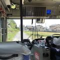狭い旧道を走るバス