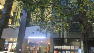 京橋駅に直結している２つの代表的なビルのうちの１つです