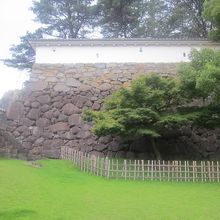 鍛冶曲輪門付近の石垣の様子