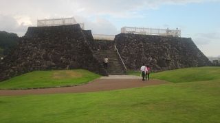 美しい石垣を見比べながら散策すると楽しいです