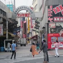 静かな時間が流れる、朝のアメ横の様子