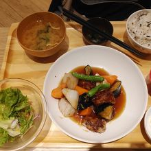 ごろごろ根菜と豚肉の黒酢ソース定食です