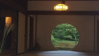 本堂を通して覗く