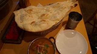 ナンが大きくてうまいのもカレーの名店の証でしょう