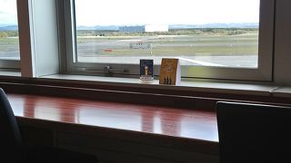 広くて落ち着けるラウンジ