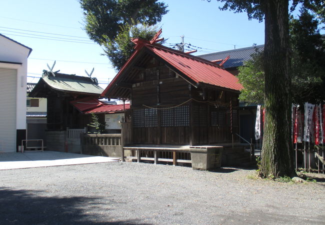 境内には本殿より目立つ山車の倉庫があります。