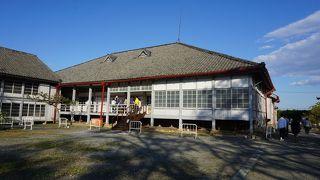 中央部は学校の講堂の様な広い空間