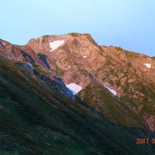 岩場に守られた五竜岳頂上