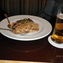 注文したステーキピラフと生ビール