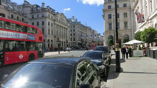 ピカデリーサーカスの前から南に伸びる通り